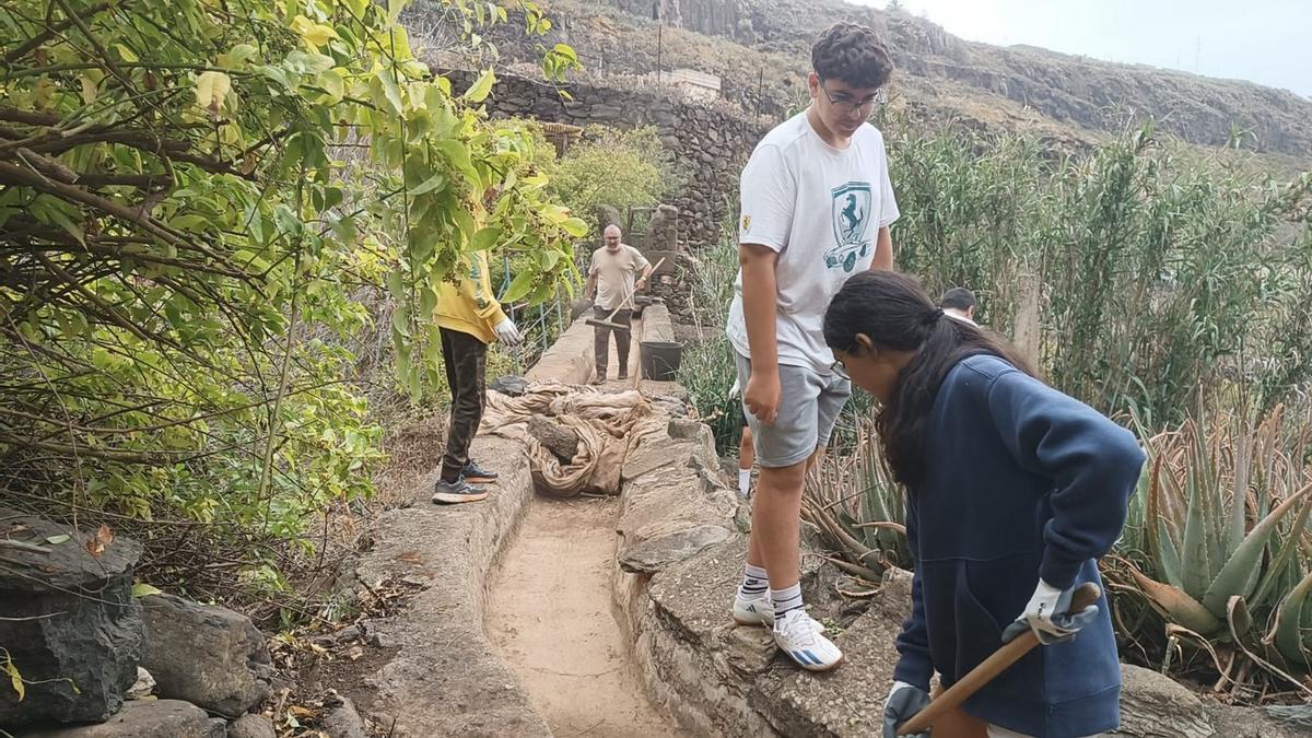 Alumnos del instituto Noroeste rescatan de la maleza el antiguo lavadero de La Cañada, en Santa María de Guía