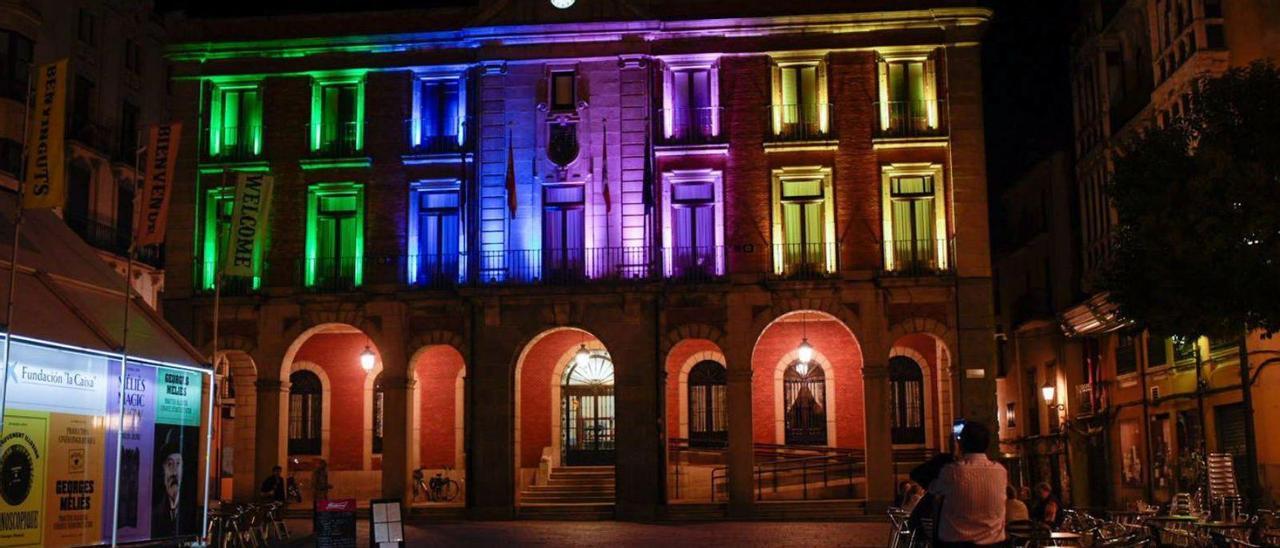 Fachada del Ayuntamiento de Zamora iluminada. | Emilio Fraile