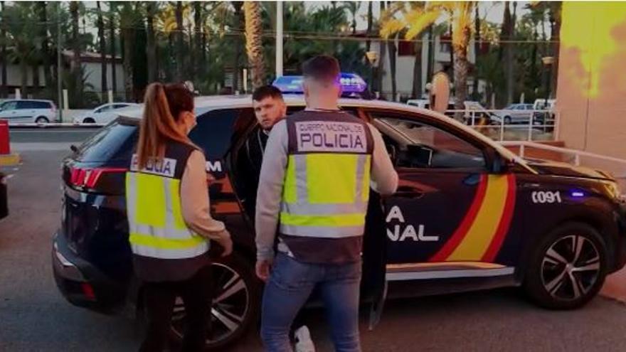 El supuesto asesino, bajando del coche de Policía esta mañana en Elche