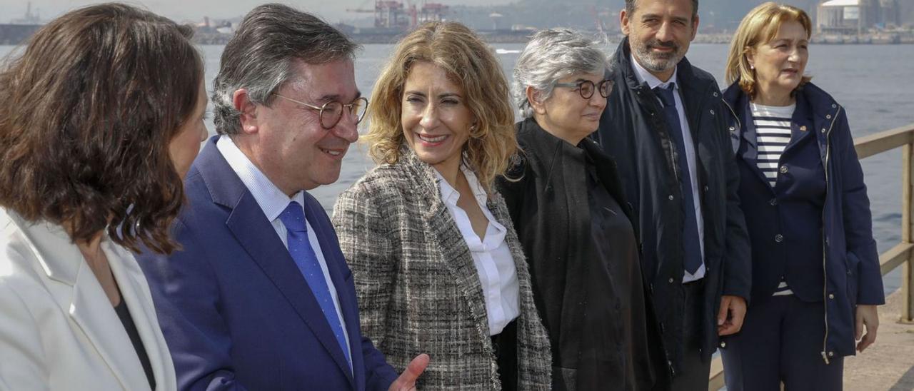 Por la izquierda, Melania Álvarez, Laureano Lourido, Raquel Sánchez, Ana González, Xavier Flores (secretario general de Infraestructuras en el Ministerio) y Delia Losa, el pasado miércoles, en el puerto de El Musel. | Marcos León