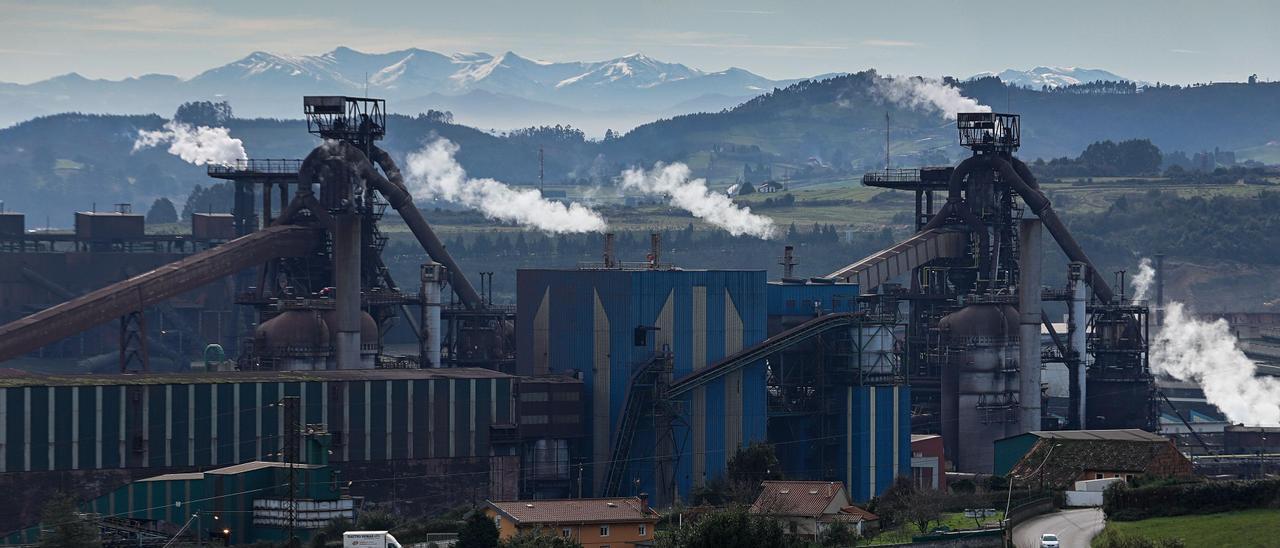 Los dos hornos altos de Arcelor-Mittal en Veriña (Gijón). | Ángel González