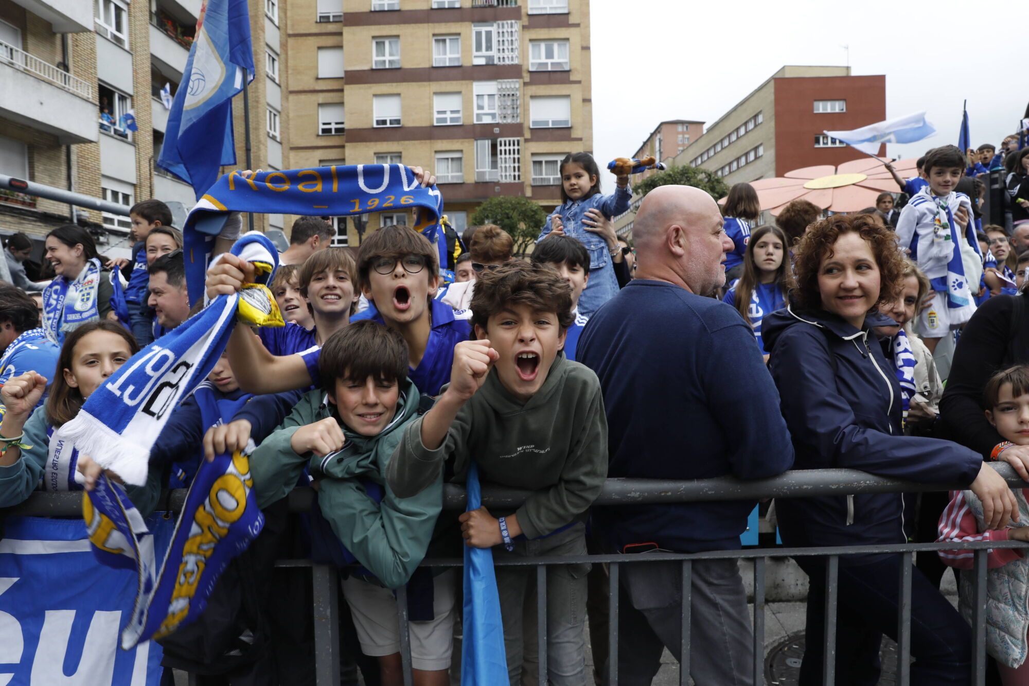 Así fue el recibimiento de la afición al Real Oviedo y toda la previa del último partido de la temporada