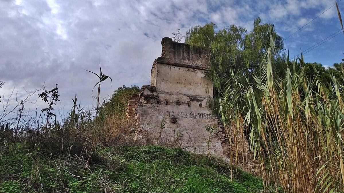 En la Carretera de Coín y a dos pasos de la calle Torremolinos se encuentran los restos de la acequia y el Molino Alto que conectaban con la Fuente del Rey, el gran proyecto hidráulico del primer tercio del XVIII -anterior al acueducto de San Telmo, que sí se completó del todo-. Los vecinos desean que estos dos elementos se integren sin problemas en el desarrollo urbanístico de la zona. En el PGOU, cuando menos, están incluidos en el catálogo  arqueológico con diferentes grados de protección, como parte de la Fuente del Rey.