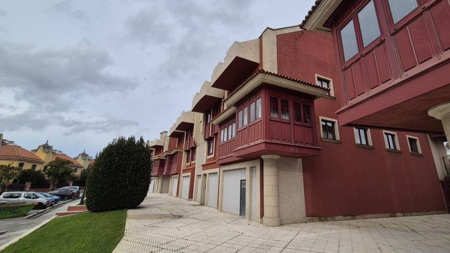 Viviendas en Fonte de Ouro con los bajos desocupados. | LOC