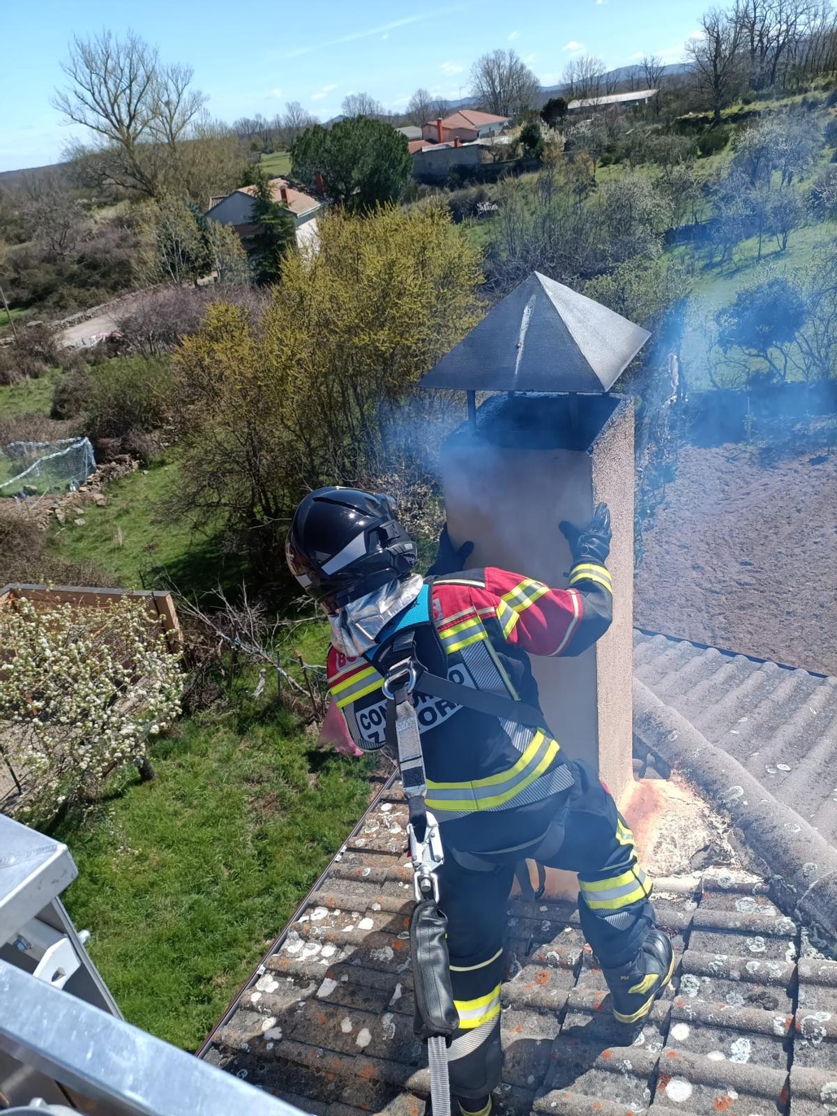 Bombero del consorcio provincial actúa en un incendio de chimenea en Valparaíso.
