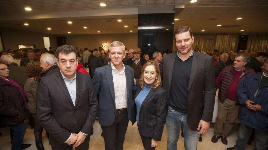 Rodríguez, Rueda, Pastor y López, con afiliados y simpatizantes del PP en A Estrada. // Bernabé/Cris M.V.