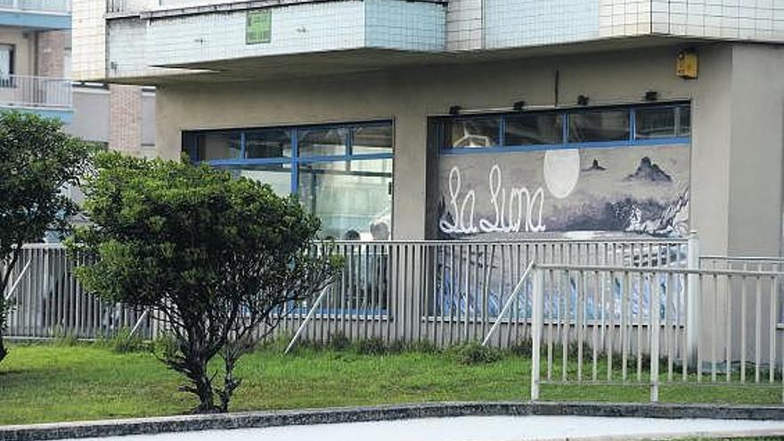 Exterior del pub ubicado en los bajos del edificio «Gauzón I», en Salinas.