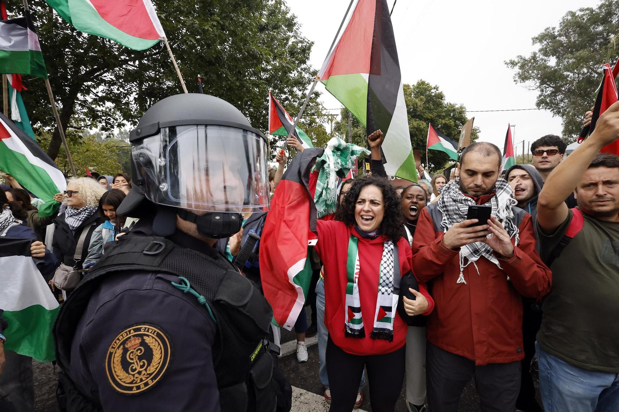 Concentraciones contra el equipo de Israel por el genocidio en Gaza durante el paso de La Vuelta por Pontevedra