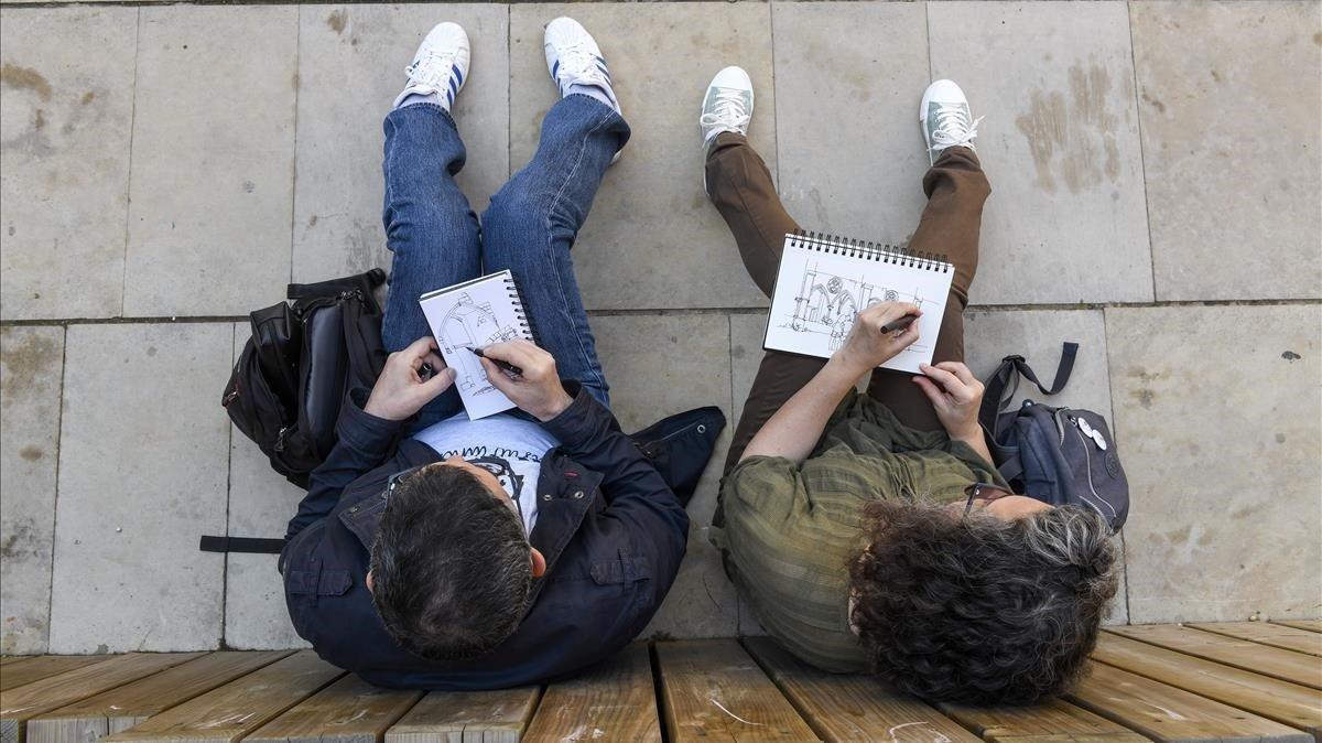 Dos participantes de ‘Sketch&Write’ dibujan en el Convent de Sant Agustí. Dos participantes de ‘Sketch&Write’ dibujan en el Convent de Sant Agustí.