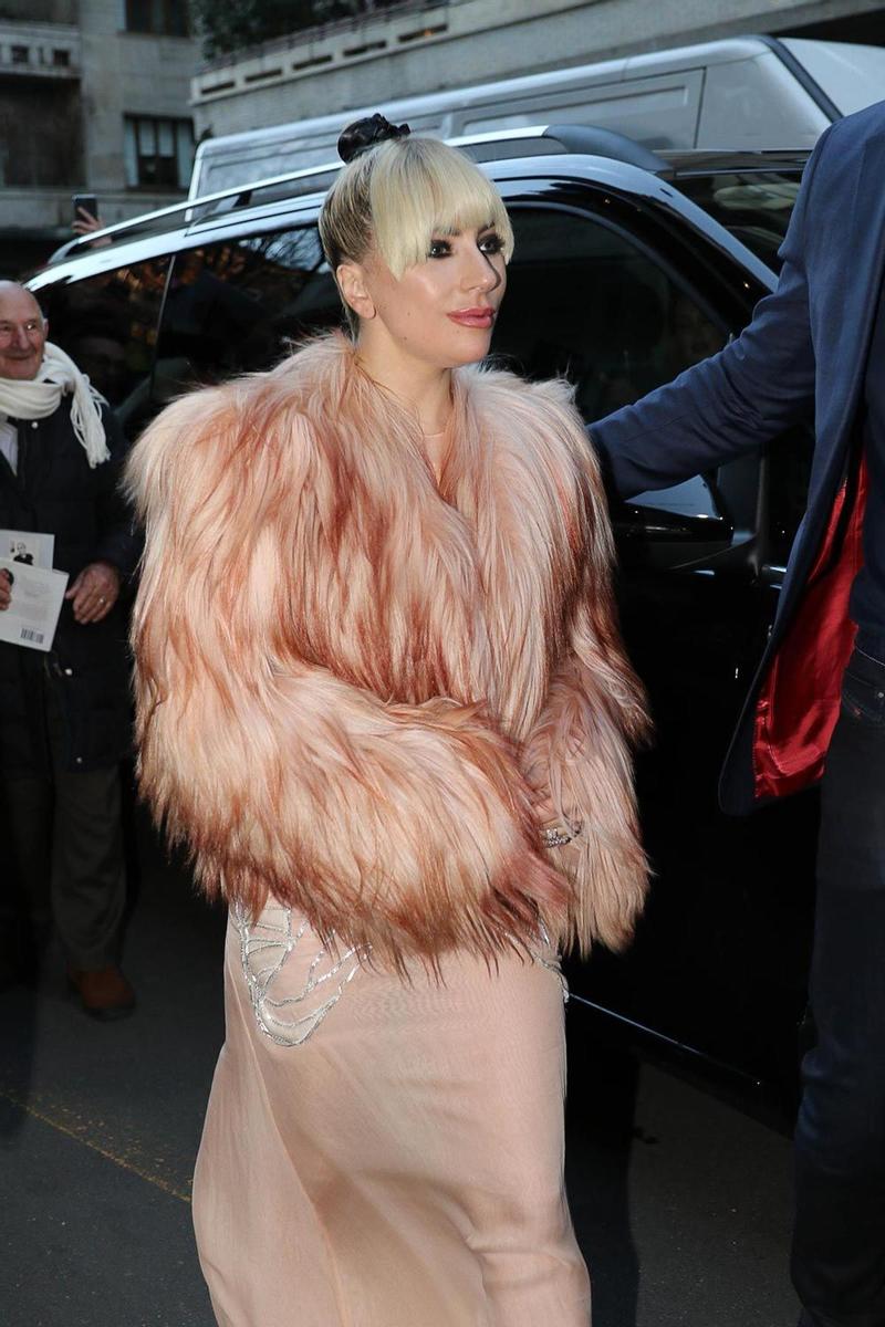 Lady Gaga con flequillón por Milán.