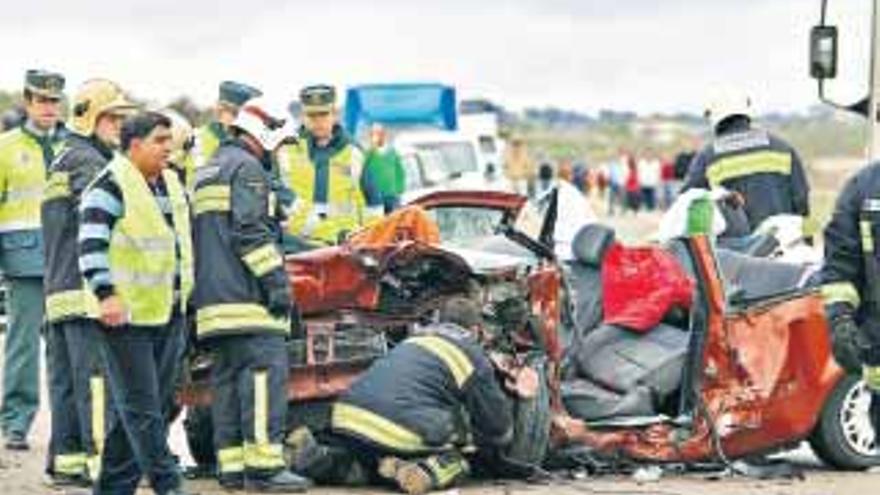 Dos muertos y tres heridos graves en una colisión frontal entre dos turismos