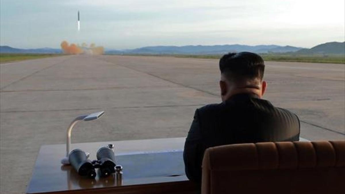 Kim Jong-un observa el lanzamiento de un misil, en una foto sin fecha.