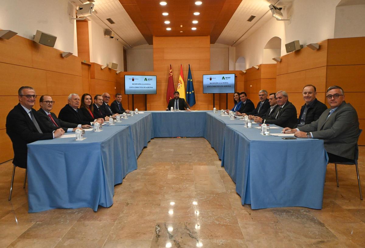 El presidente Fernando López Miras se reunió este martes con la nueva junta directiva de Agrupal.