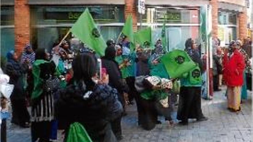 Una de les protestes de la PAH davant de la seu de Bankia a Olot.