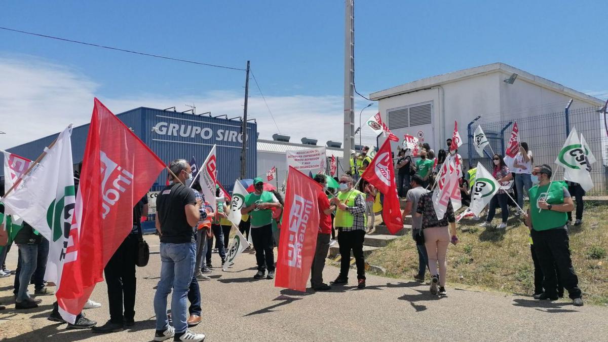 Representantes sindicales y trabajadores de la fábrica de Toro, en un paro parcial celebrado en junio. | M. J. C.