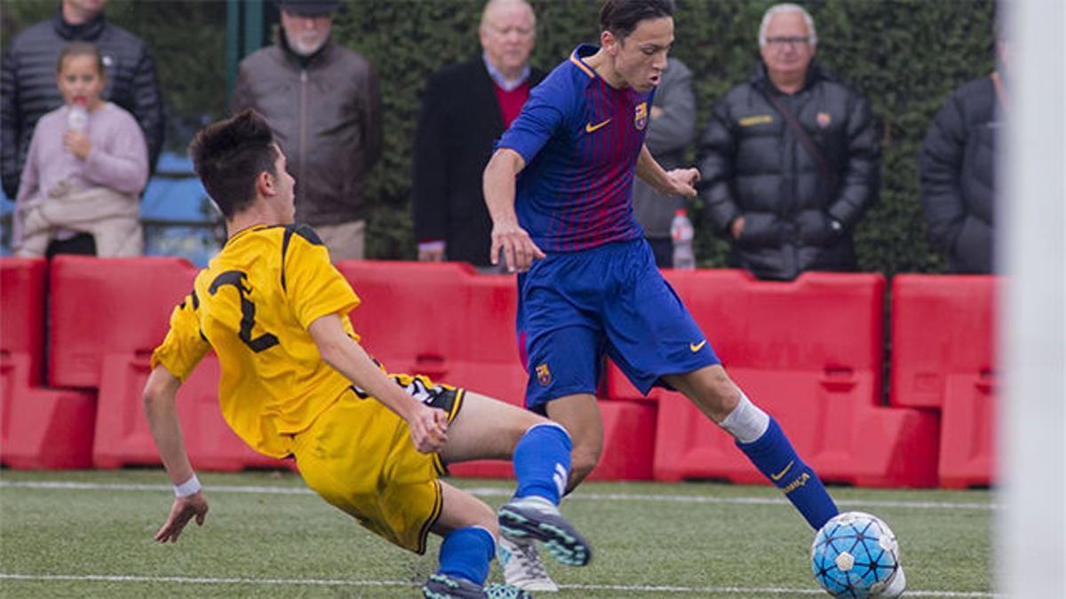 Joel López asistiendo a Robert Navarro en un partido de las categorías inferiores