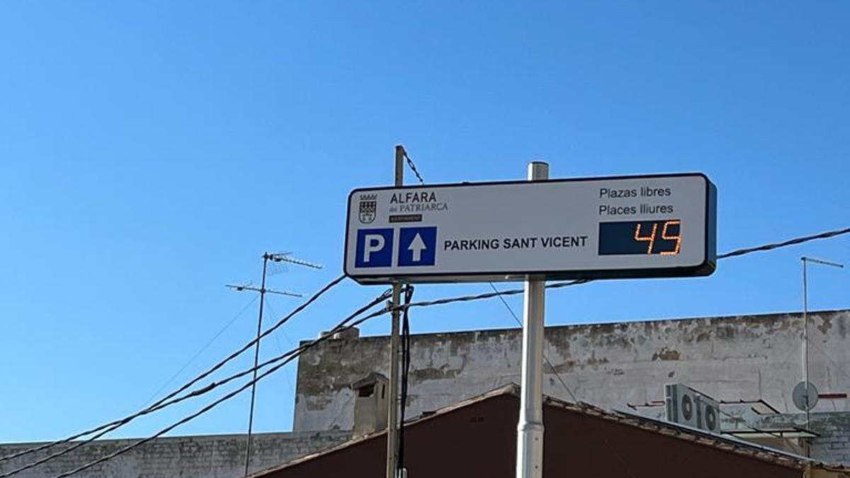 Panel informativo sobre las plazas libres en el parking de San Vicente