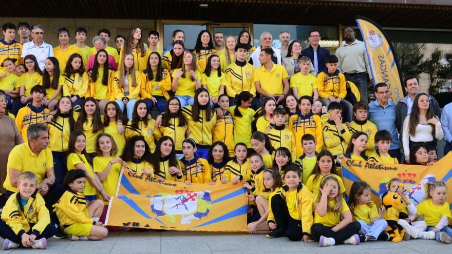 El Vila de Cangas viste de corto a 200 deportistas y completa su equipo absoluto