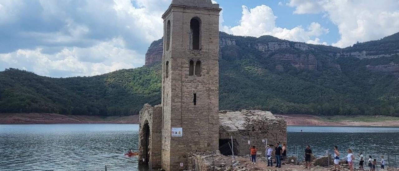 La iglesia del embalse de Sau es un foco de atracción turística en Cataluña.