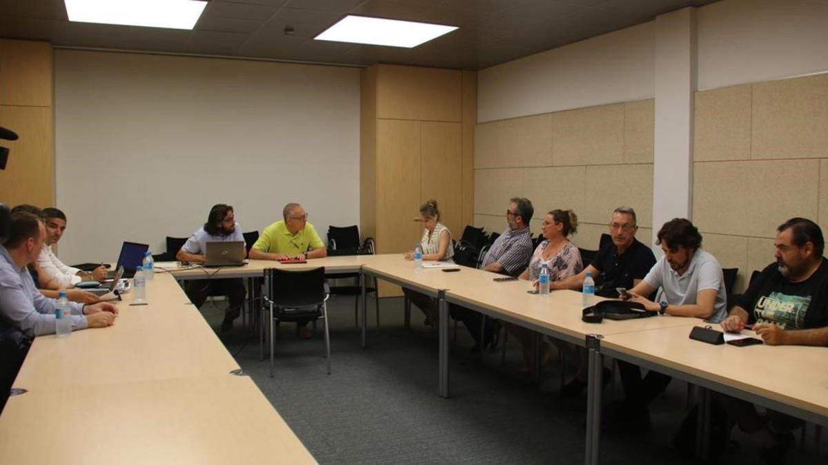 Reunión de mediación entre el comité de huelga de Trablisa y la dirección de la empresa en Treball.