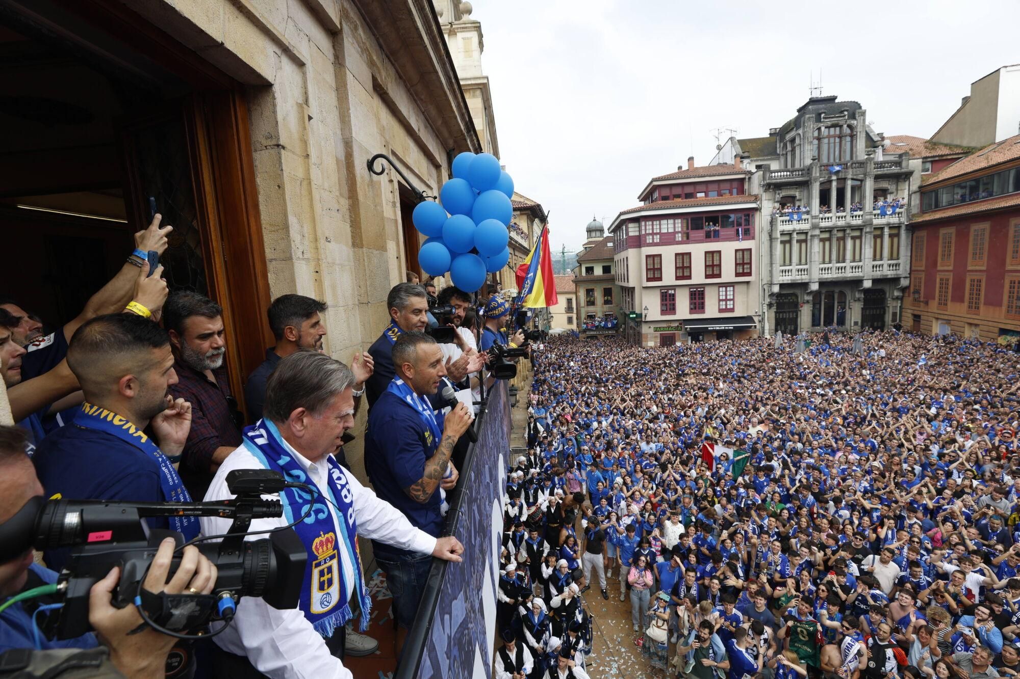 Locura azul en las calles de Oviedo para celebrar el ascenso del equipo a Primera División
