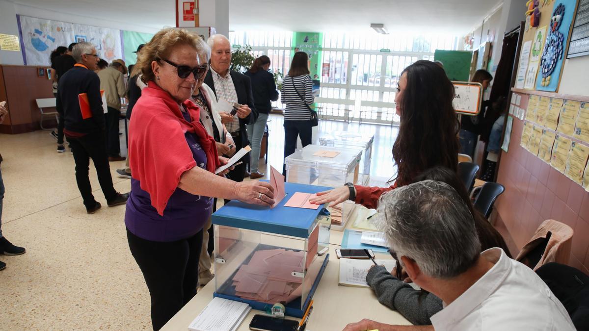 Vecinos de Castelló emiten su derecho al voto en las elecciones autonómicas y generales de abril de 2019.