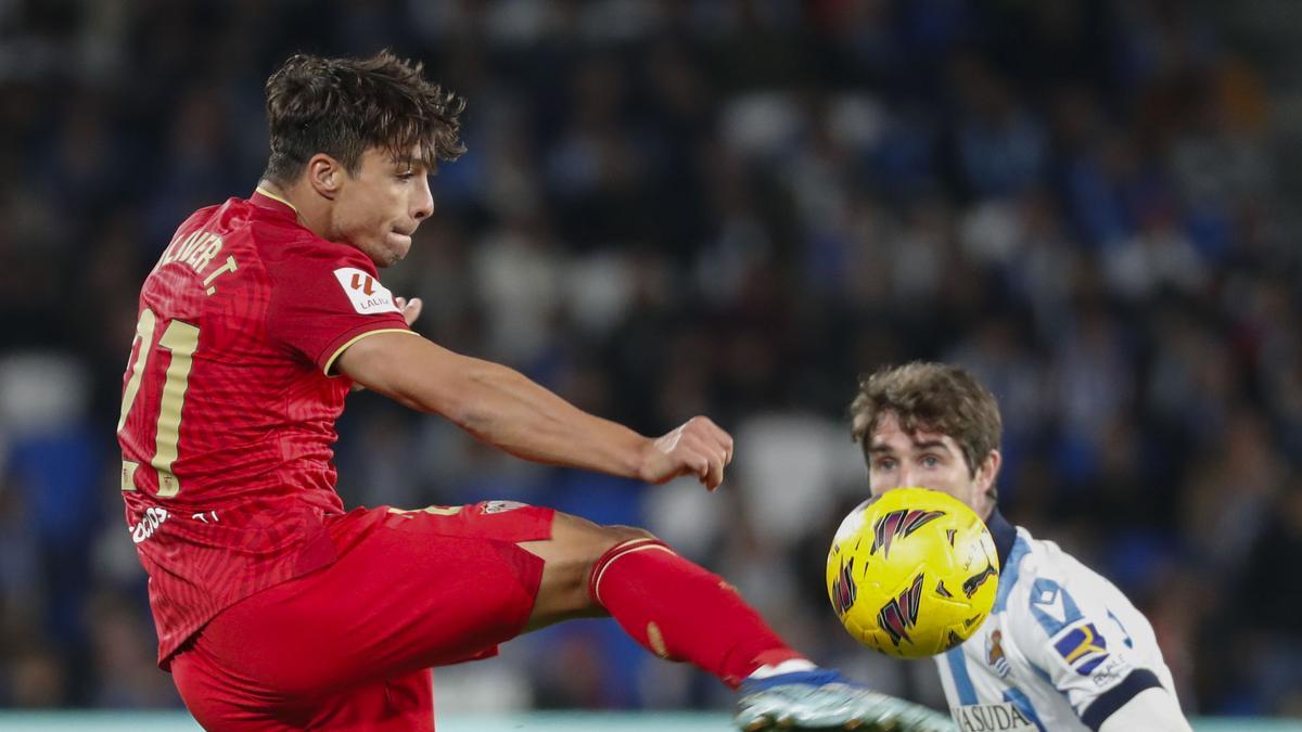 El centrocampista del Sevilla Óliver Torres controla un balón.