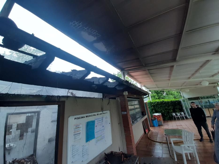 Un llamp destrossa la teulada de l'edifici de serveis de la piscina de les Preses
