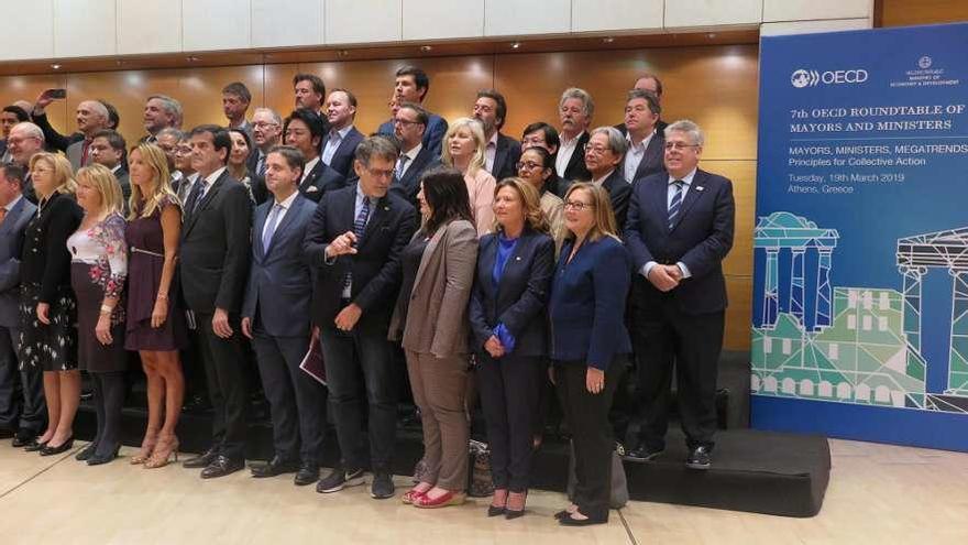 Foto &quot;de familia&quot;, con Fernández Lores a la derecha, del encuentro de ministros y alcaldes de la OCDE.