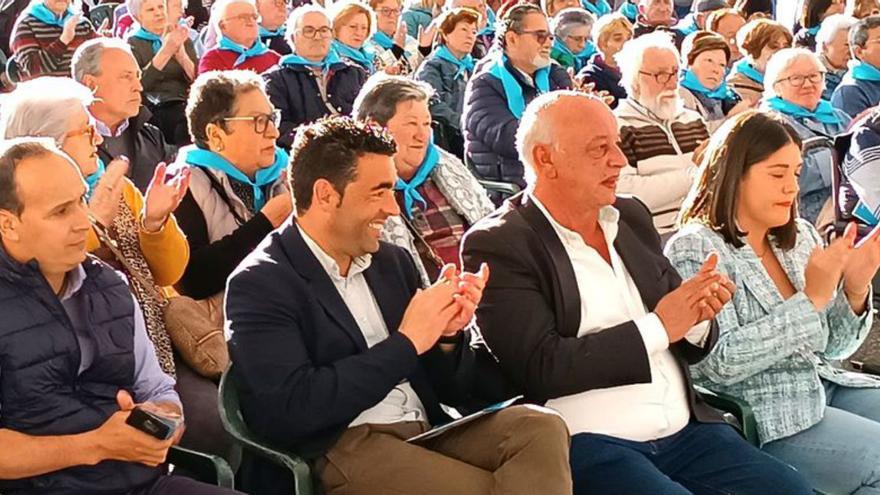 Andrés Iglesias (2ºd.), junto a Luis López, ayer en Pazos. | // FDV