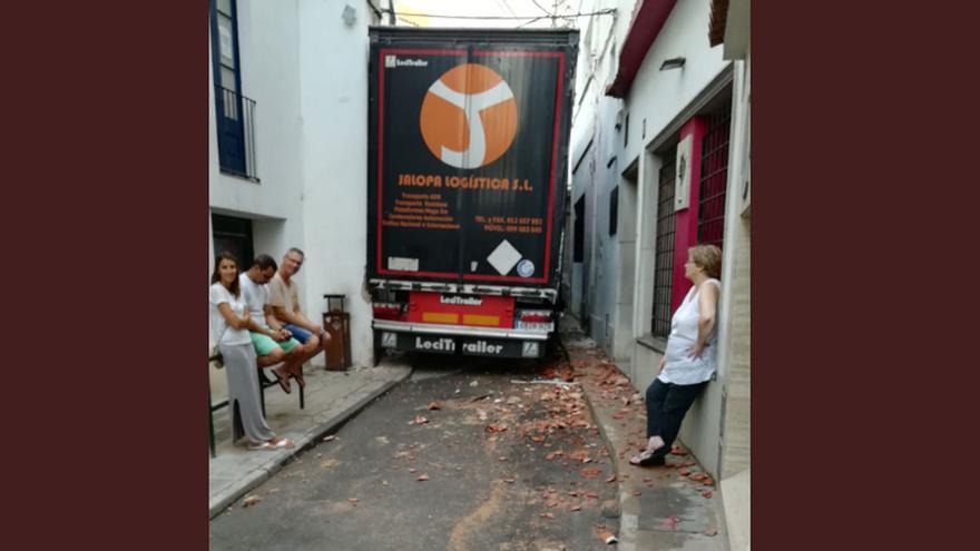 Una grúa retira el camión empotrado en una calle peatonal de Sant Pol de Mar (Barcelona)