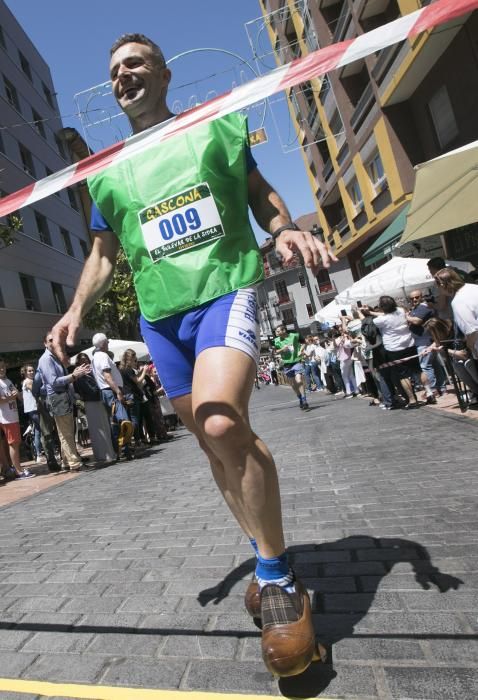 Carrera con madreñas en la calle Gascona