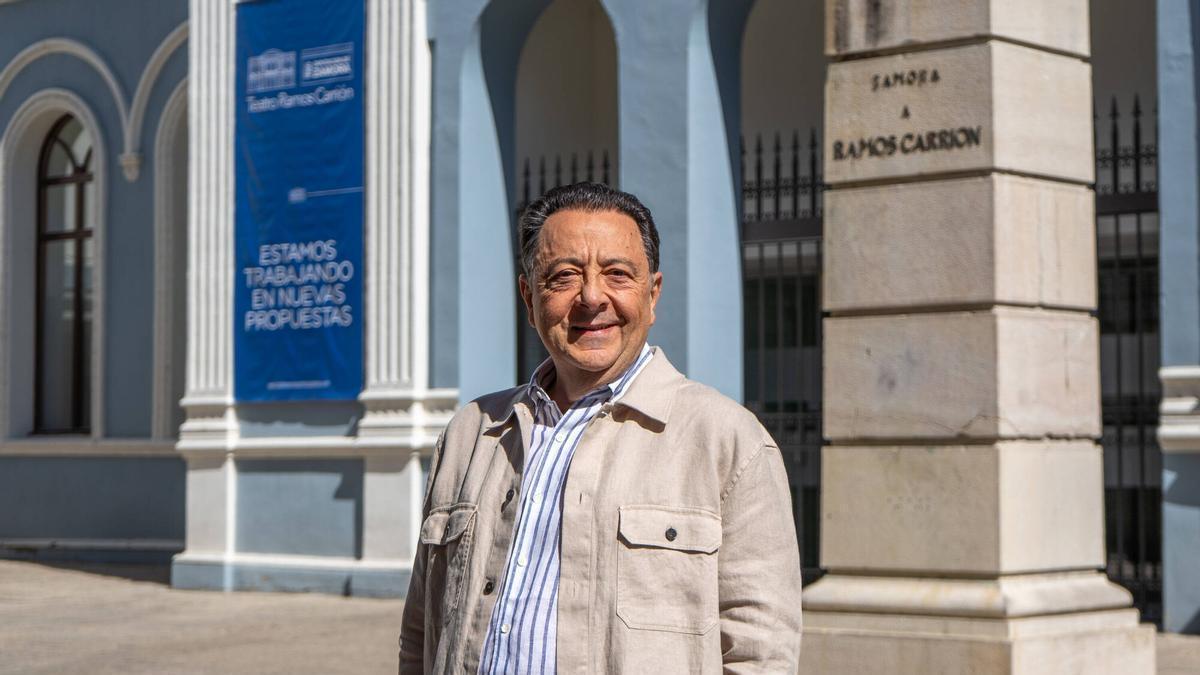El presidente de la Fundación CajaCanarias, Humberto Orán, a las puertas del Teatro Ramos Carrión de Zamora.