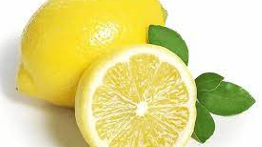 El limón se considera un potente quemagrasas, de ahí que se haya convertido en el aliado perfecto de algunas dietas.