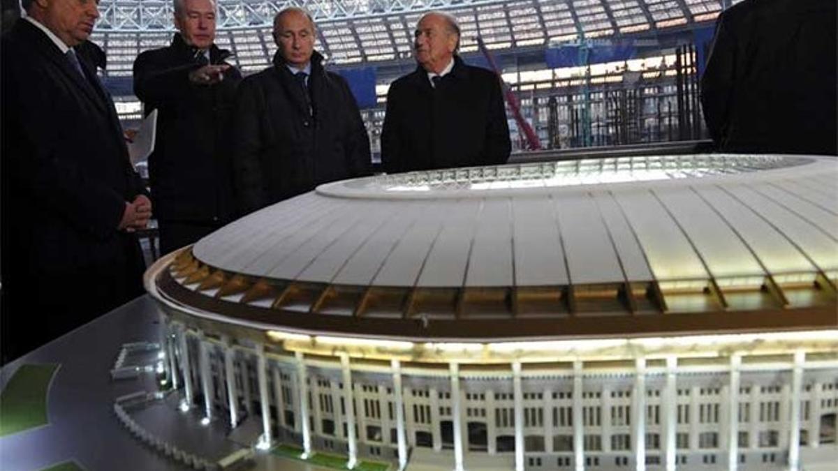 Joseph Blatter y Vladimir Putin observan una de las maquetas de los proyectos para Rusia 2018