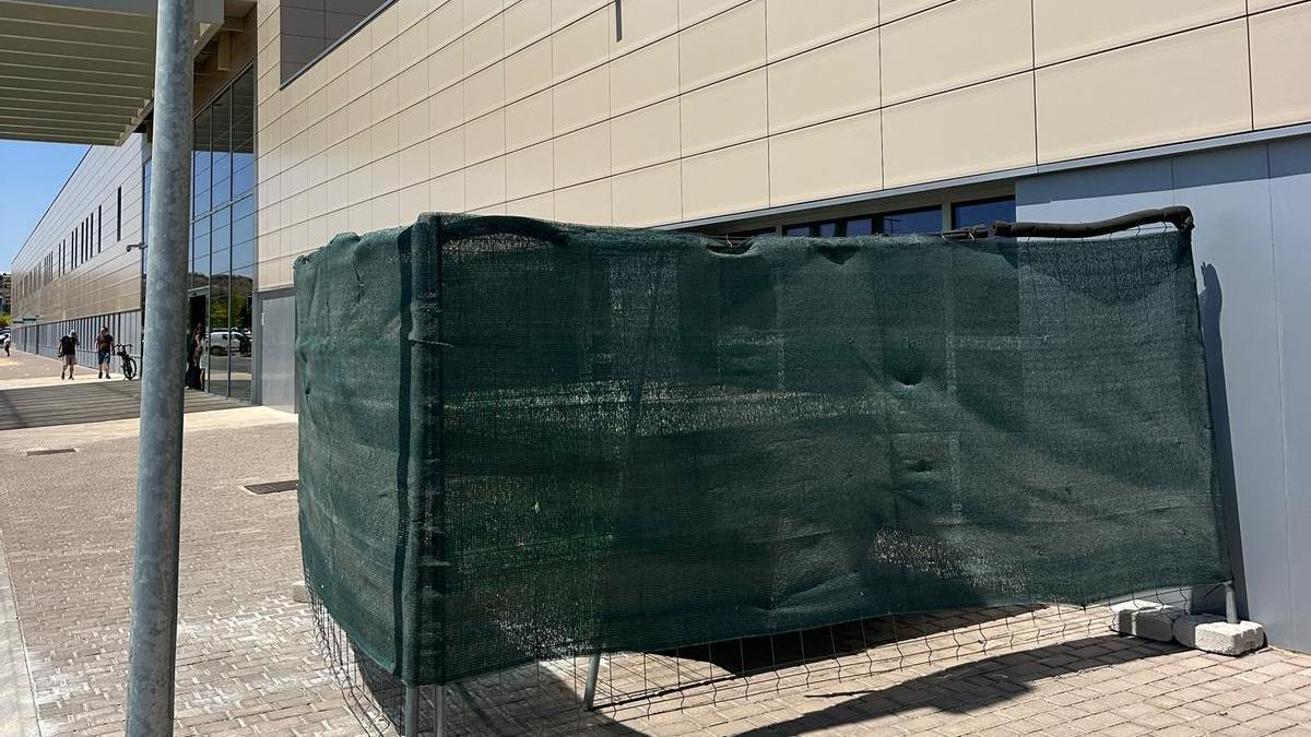 Obras en el acceso a lo que será la nueva cafetería del hospital.