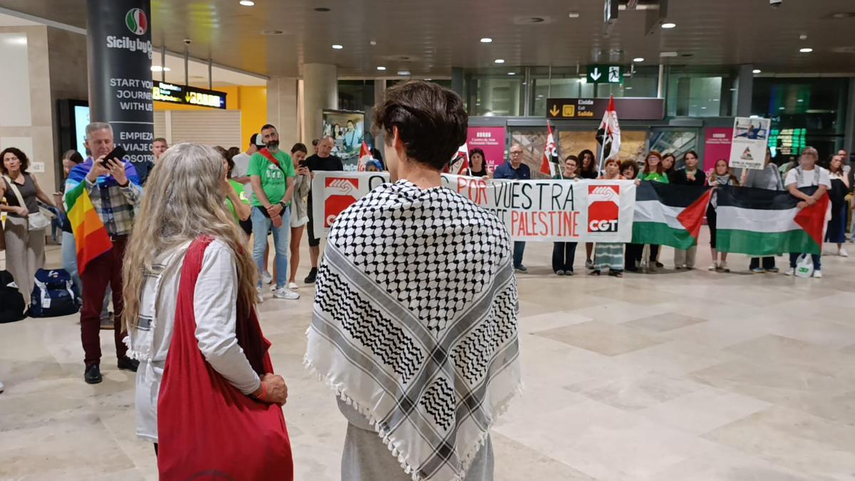 Emilia Nácher y Álvaro Pérez a su llegada al aeropuerto de Manises
