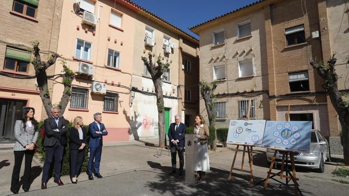 La alcaldesa Natalia Chueca presentó recientemente los planes del Ayuntamiento de Zaragoza para la rehabilitación de nuevos grupos de viviendas sindicales, que se enmarca dentro de una estrategia de vivienda que también contempla la construcción de un millar de viviendas de alquiler a precio asequible.