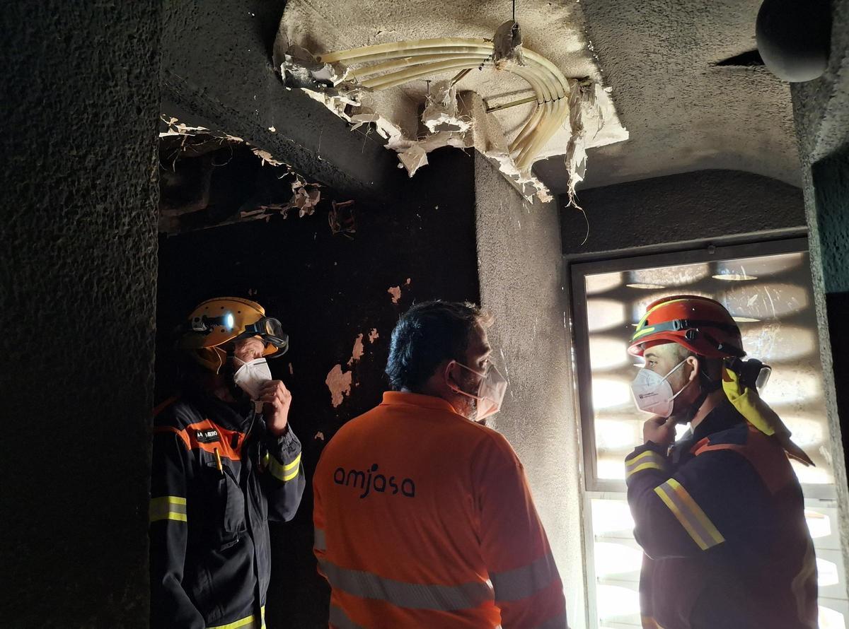 Efectivos de Protección Civil y un operario de Amjasa, en el interior de la finca