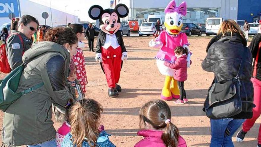 Mickey i Daisy van acompanyar els jocs del CAE al Trullols Parc