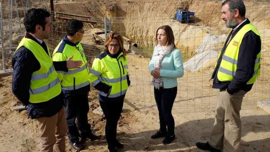 Los responsables de la obra explican los detalles técnicos a Mayte Martín Pozo (en el centro), Berna Miguel y Juan Dúo (derecha).