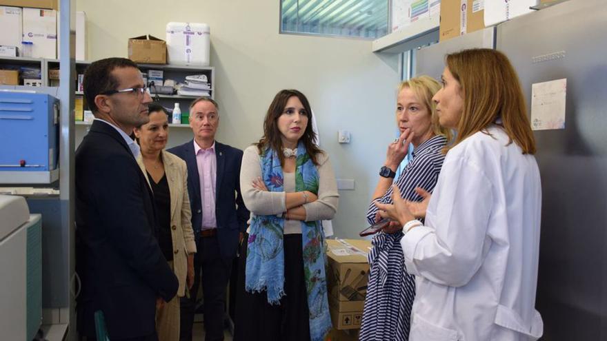 Lorenzana, durante su visita al Cintecx, en el campus de Vigo.