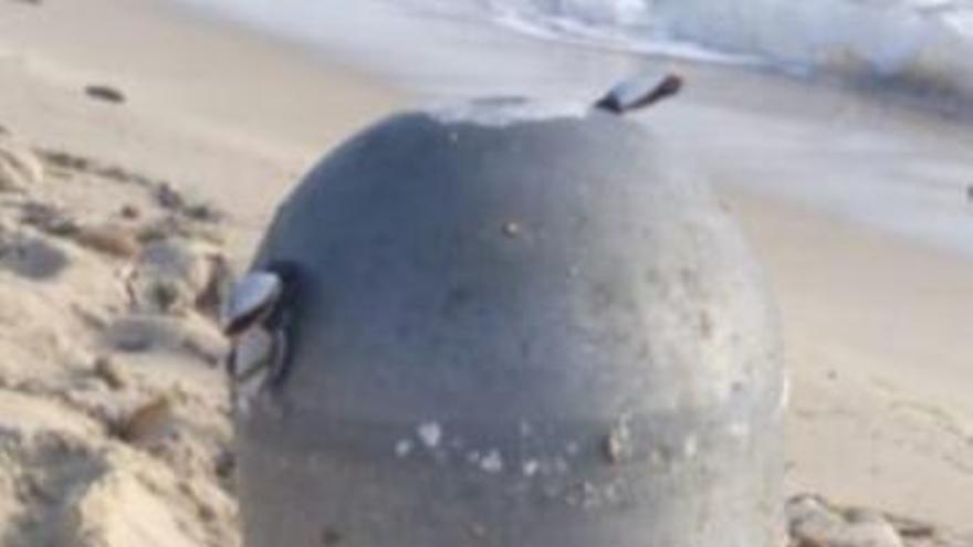 Artefacto de fósforo encontrado esta mañana en la playa de es Capellans.