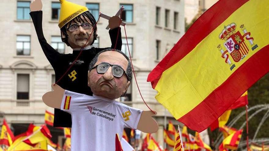 Puigdemont y Torra, caricaturizados como marionetas en la manifestación de Barcelona. // Efe