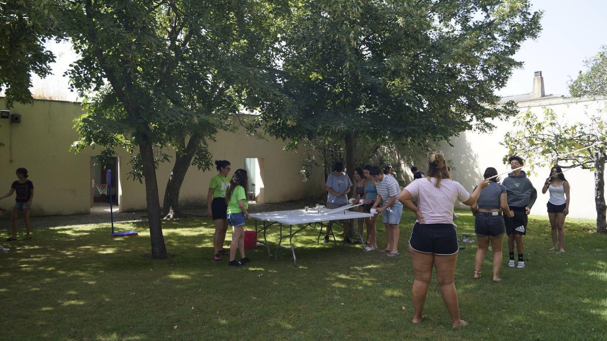 Visita del presidente en funciones de la Diputación de Zamora, Víctor López de la Parte y el diputado de Juventud y Deportes, Juan del Canto Sevillano al Campamento de Transfronterizo 2025. Fundación Rei Afonso Henriques, Zamora.