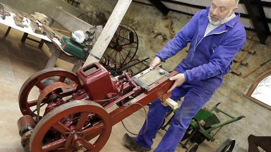 José Luis Pérez, con el motor de 1,5 caballos que data de 1913.