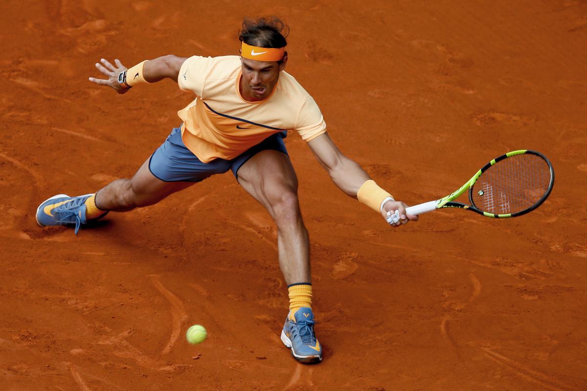 GRA195 MADRID, 07/05/2016.- El tenista español Rafa Nadal devuelve la bola ante el británico Andy Murray, durante el partido de semifinales del torneo de tenis de Madrid que se disputa en la Caja Mágica. EFE/JuanJo Martin