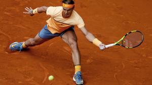GRA195 MADRID, 07/05/2016.- El tenista español Rafa Nadal devuelve la bola ante el británico Andy Murray, durante el partido de semifinales del torneo de tenis de Madrid que se disputa en la Caja Mágica. EFE/JuanJo Martin