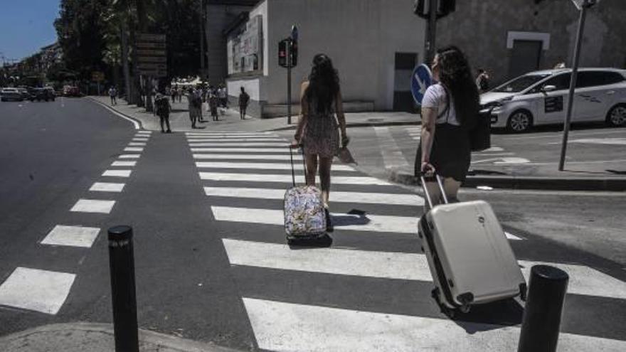 Las Hogueras son un polo de atracción de visitantes pero también hay quienes se marchan.