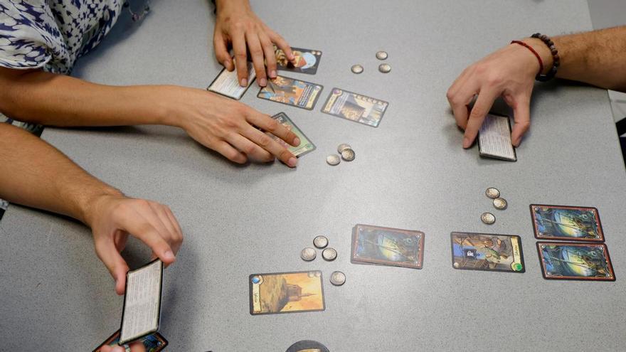 Verano, playa y...juegos de mesa 'de mano' para disfrutar pese al calor
